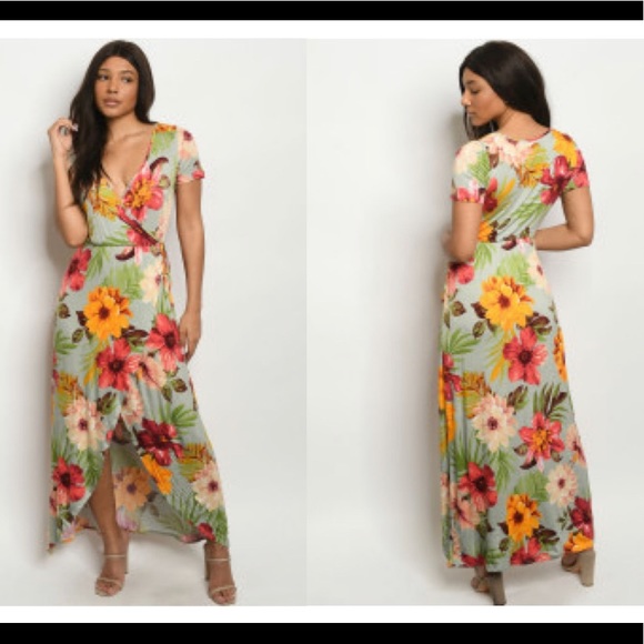 Dresses & Skirts - Light green Floral Dress NWT